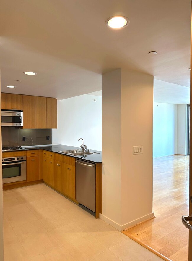 Building Photo - Luxury Living at The Metropolitan 1BR/1BA/...