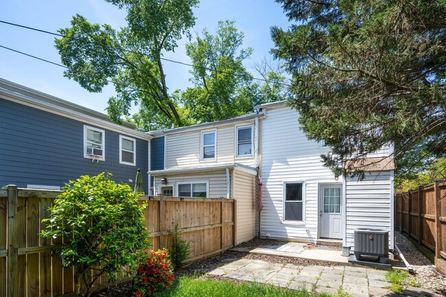 Building Photo - Available Now! 2 Bed 1.5 Bath Between Navy...