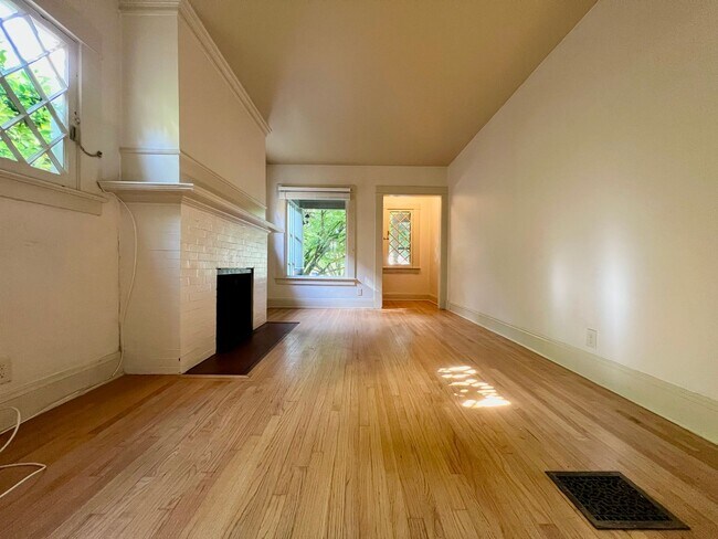 Building Photo - Stunning Vintage 2 Bed 1 Bath in NW 23rd!