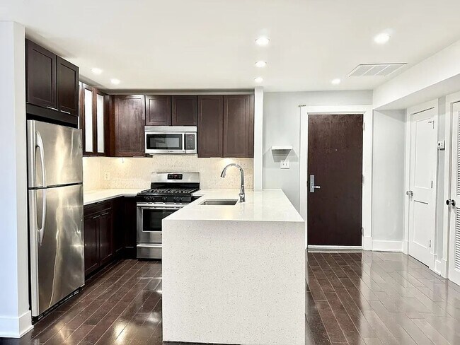 Foto del edificio - Sleek One-Bedroom in Eastern Market - Parking Spot Included!