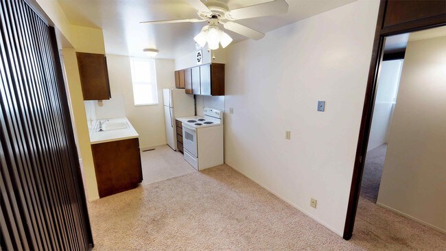 Building Photo - 605 100 E