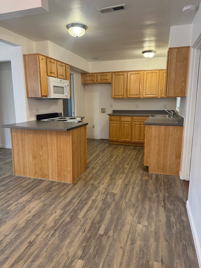 Building Photo - 1395 Kirman Ave