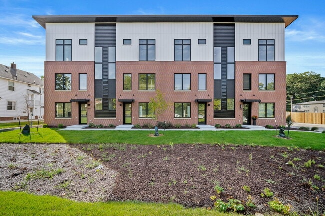 Building Photo - 4840 Ingersoll Ave