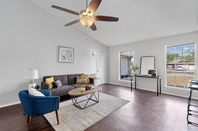 Foto del edificio - 8703 Pineridge Dr