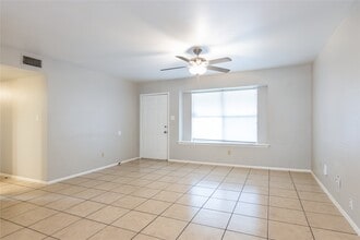 Building Photo - 206 N Forest Dr