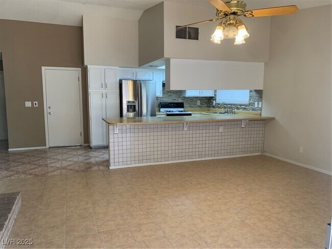 Building Photo - 716 Round Table Dr