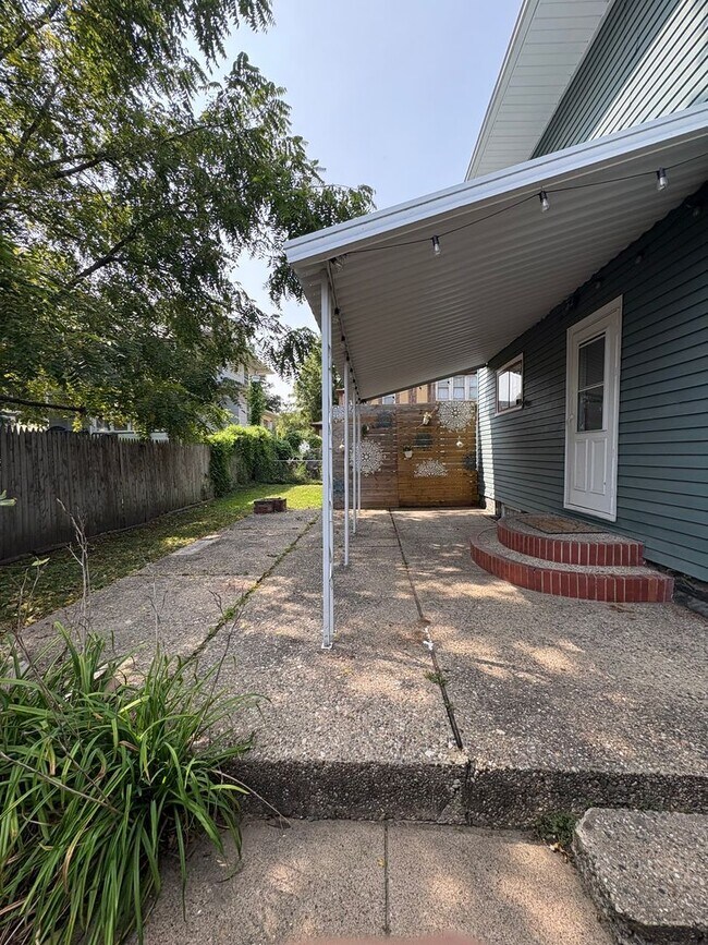 Building Photo - Spacious 4 Bedroom home with front porch a...