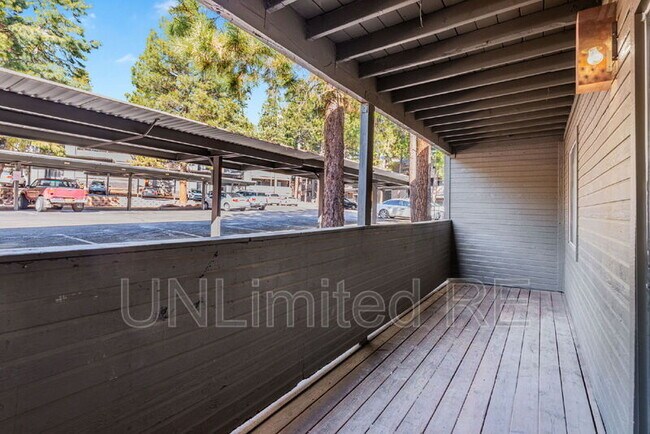 Foto del edificio - 1385 W University Ave