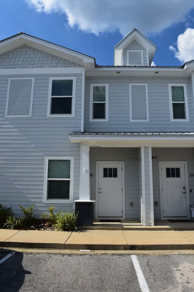 Building Photo - Available June 1 Three Bedroom Townhouse a...
