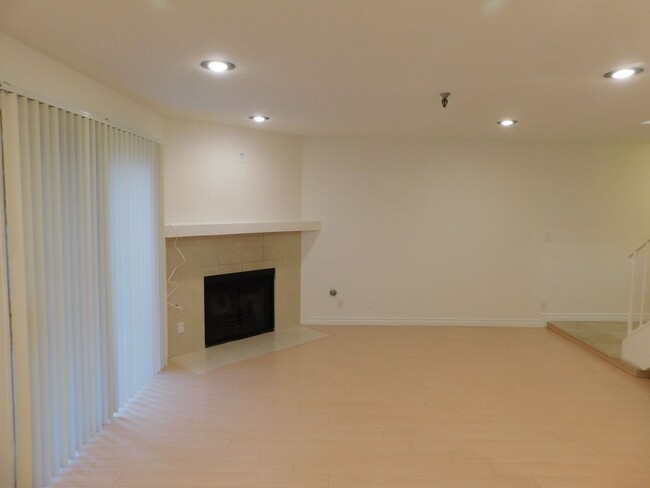 Foto del edificio - 2 Story Townhome Style 3 bedroom, 2.5 bath...