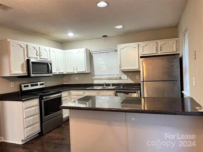 Foto del edificio - 3210 Summercroft Ln