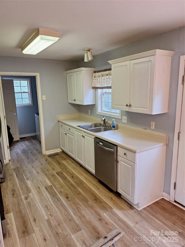 Building Photo - 228 Sheffield Dr