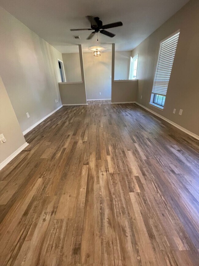 Foto del edificio - 4615 Gladstone Dr