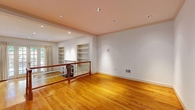 Photo - 4431 MacArthur Blvd NW House