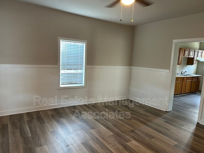 Building Photo - 331 W College St