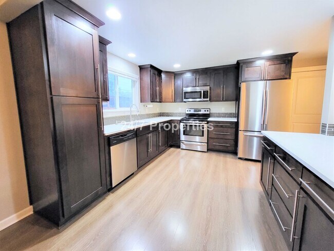 Foto del edificio - Single Level 3 BD | 2 BA w/ Backyard + Cov...