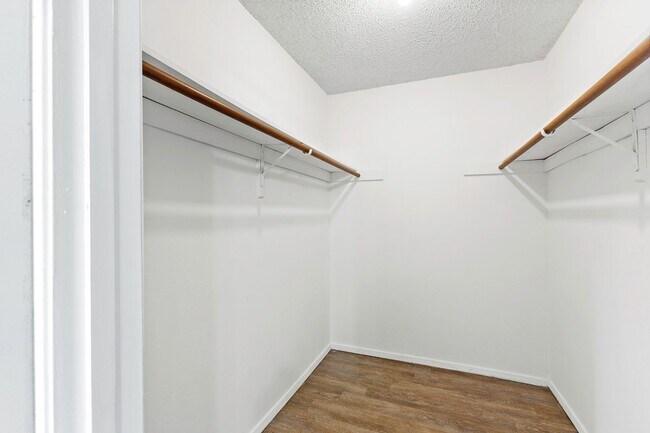Foto del edificio - Spacious 2 Bedroom Apartment - Parking - Near Bus Route!