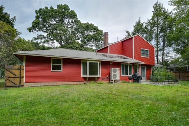 Building Photo - 135 Maple St