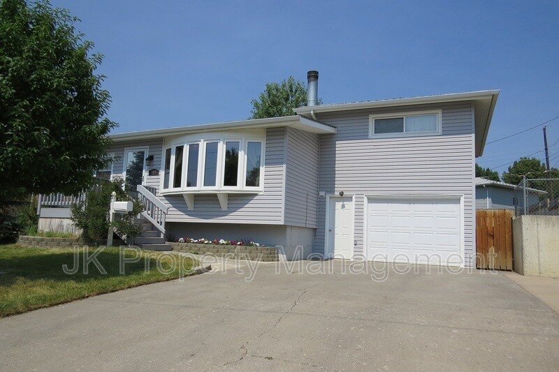 Primary Photo - 749 Skyline Dr NE