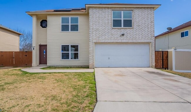 Building Photo - Charming 5-Bedroom Home in a Prime San Antonio Location!