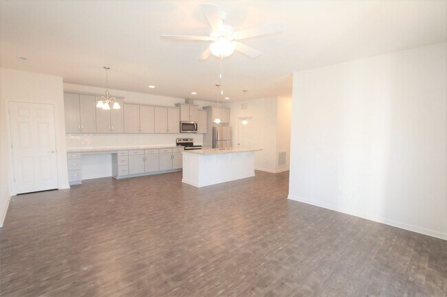 Foto del edificio - BEAUTIFUL 3BD 2.5 BTH Apartment home RAINT...