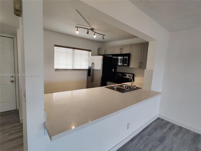 Foto del edificio - 17000 NW 67th Ave