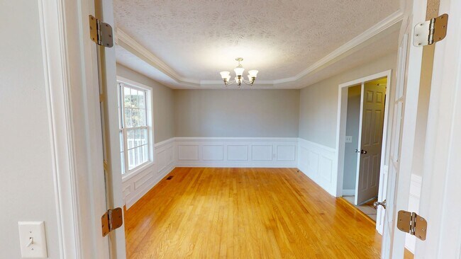 Building Photo - Open Floor Plan with Fenced Back Yard in L...