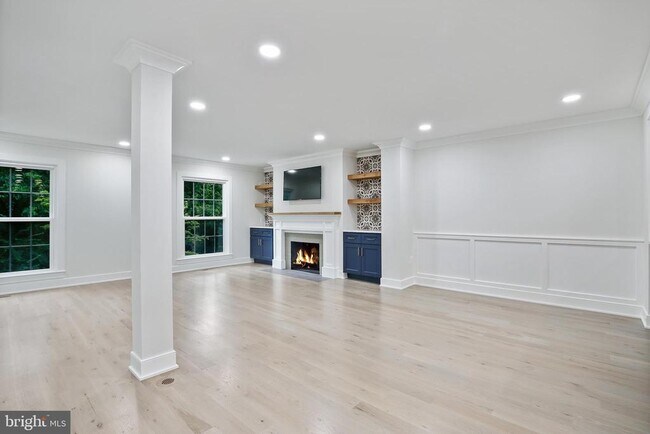 Building Photo - 165 E St NE