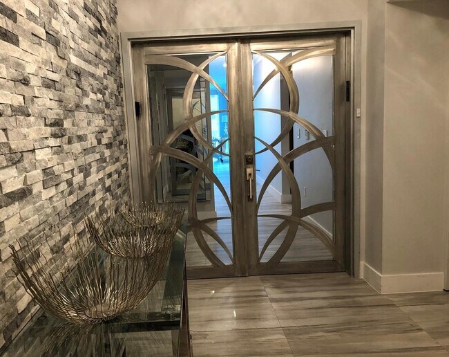 Building Photo - 3101 S Ocean Dr