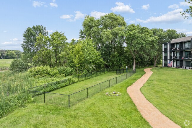 Parque para perros - Dockside Apartments & Boat Slips - Lake Minnetonka