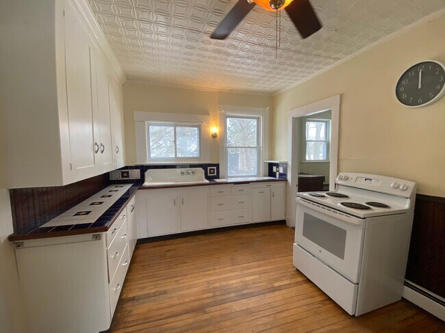 Retro kitchen (Ok it's just old but works great) New stove - 15 Autumn St