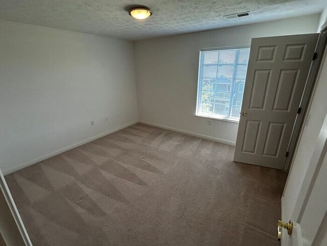 Building Photo - Clean Condo, Fantastic Location!