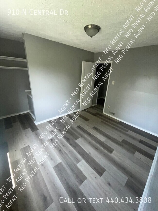 Building Photo - 910 N Central Dr