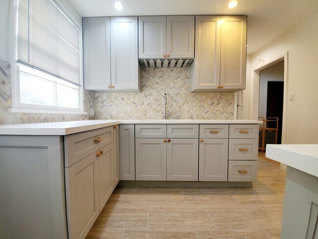 Foto del edificio - 440 Kelton Ave