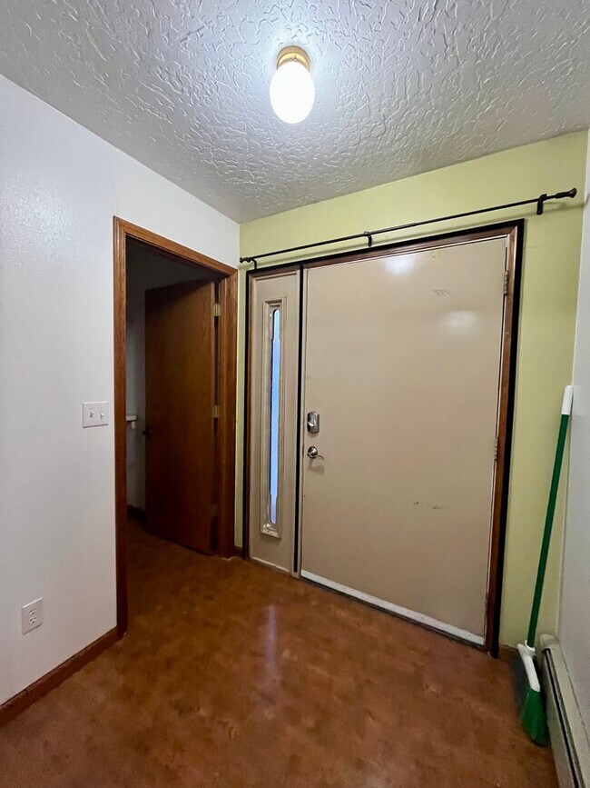 Foto del edificio - Cat friendly condo for rent in University West