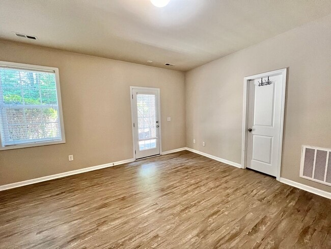 Building Photo - Excellent 4BD, 3.5BA Apex Townhome Near Do...