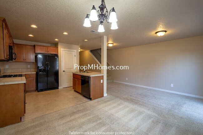 Foto del edificio - Three Bedroom Townhome in Great Canby Neighborhood!