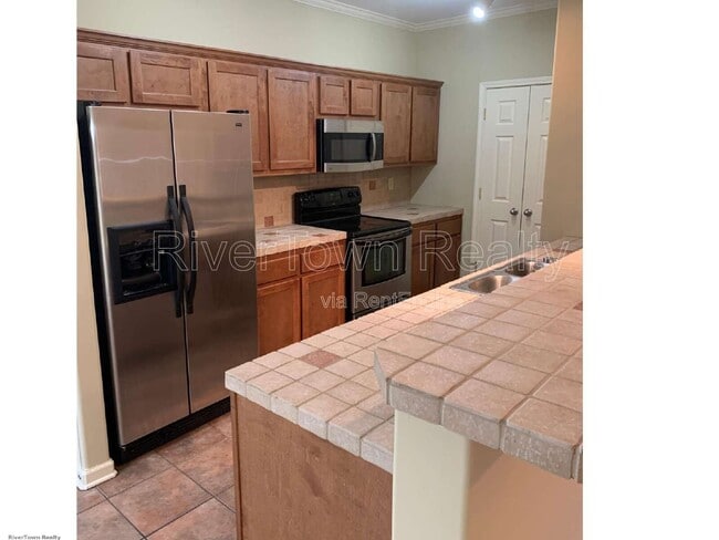 Building Photo - 645 Gookin Pl