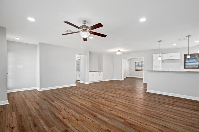 Building Photo - 11800 N Oaks Dr