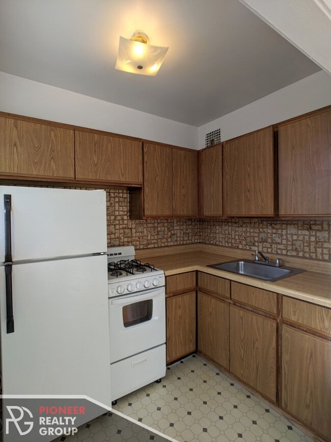 Building Photo - 737 W Belmont Ave