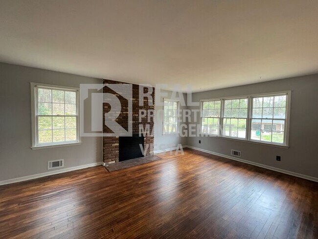 Building Photo - Four Bedroom House in Milledgeville