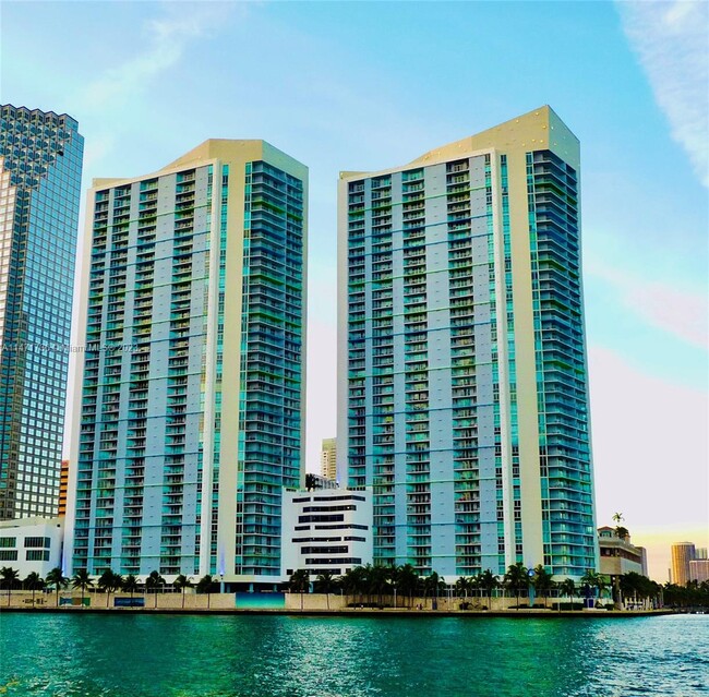 Foto del edificio - 325 S Biscayne Blvd