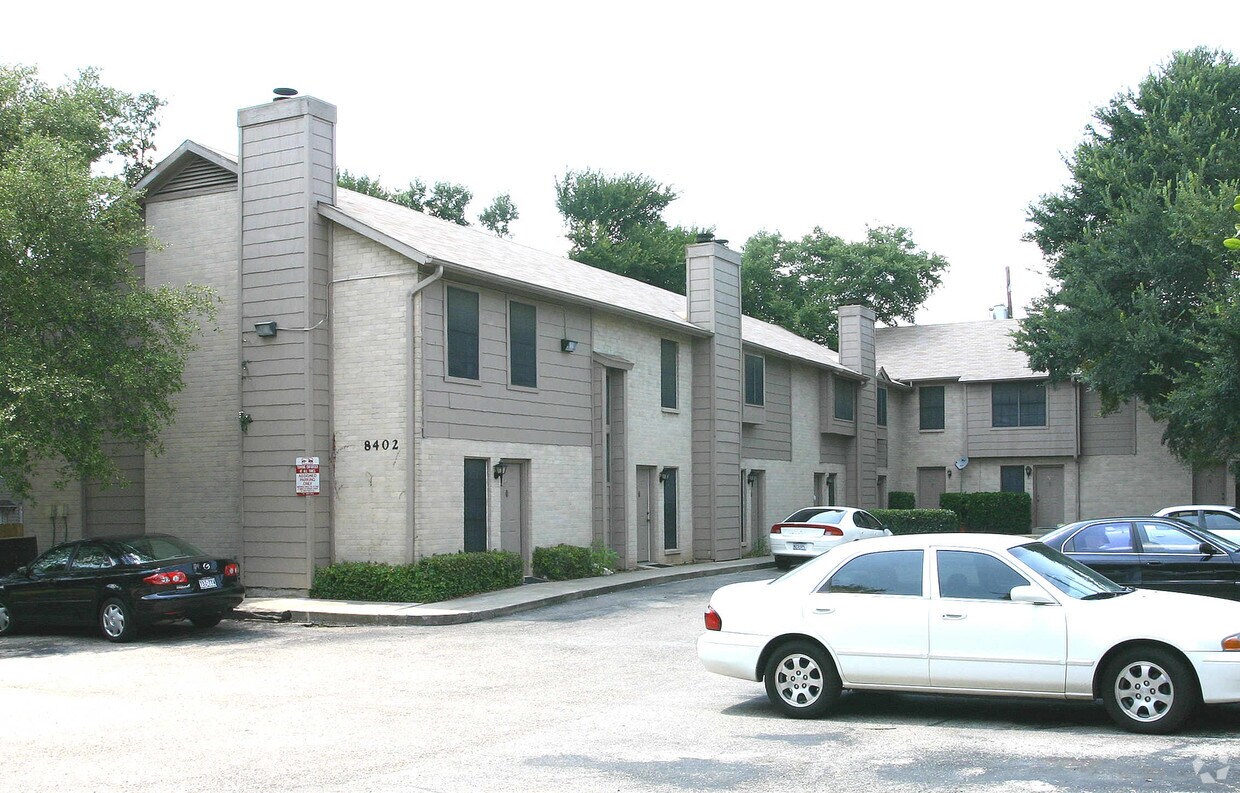 Primary Photo - Hickory Hill Townhomes