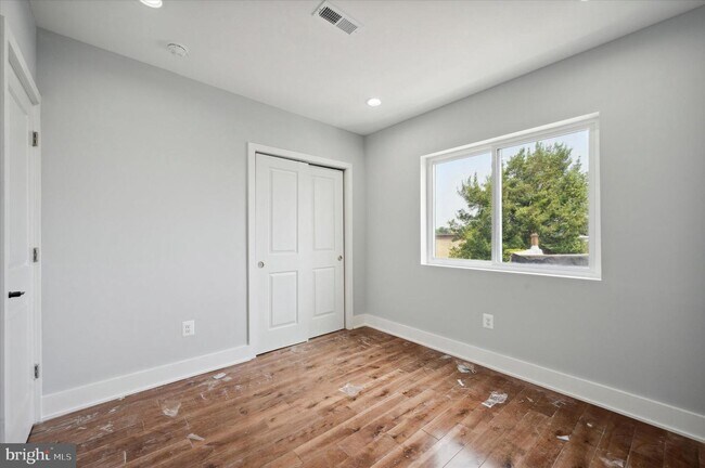 Foto del edificio - 2657 E Clearfield St