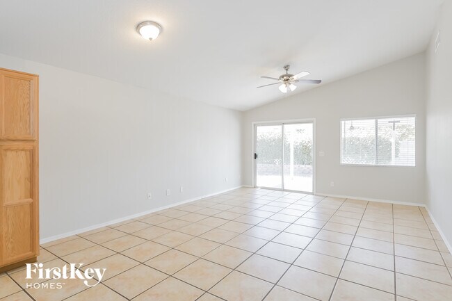 Foto del edificio - 3054 S Vaughn Dr