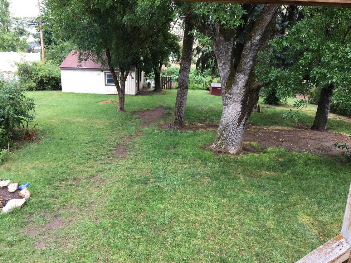 Foto del edificio - A great 2 bedroom, with a bonus room, House! Pet Friendly!