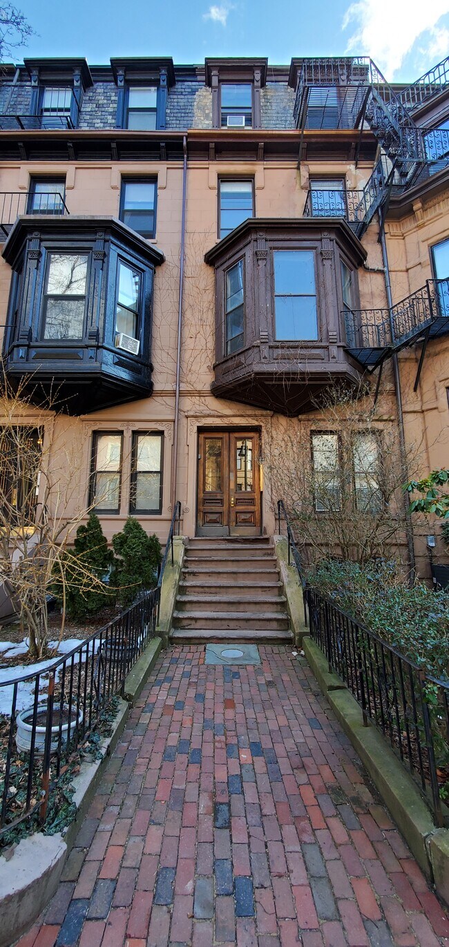 Building Photo - 325 Beacon St