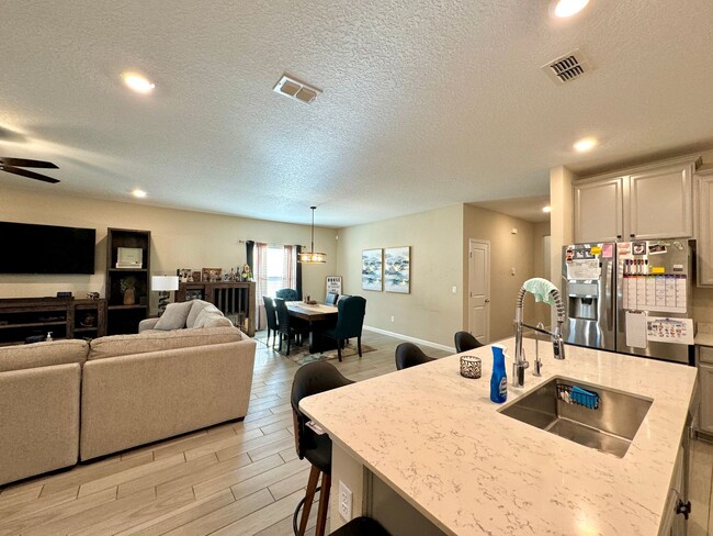 Building Photo - Sophisticated 4-Bed, 3-Bath Haven: 2 Maste...