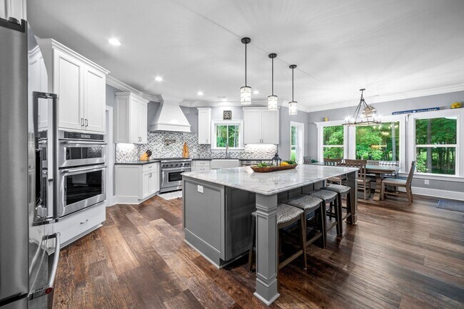 Building Photo - Stunning Luxury Home Available Fully Furni...