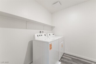 Building Photo - 1017 Gentle Swan
